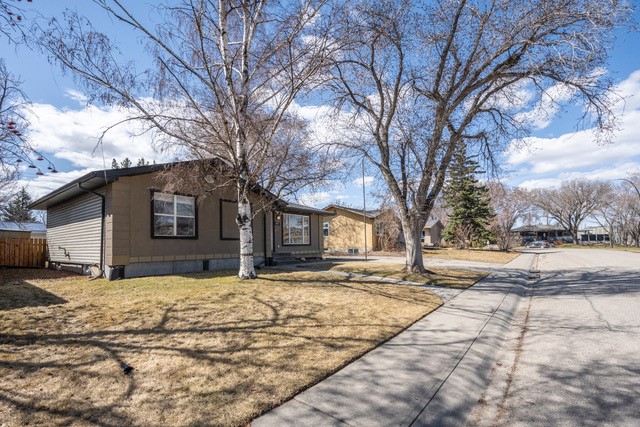 6031 Lacombe Way SW, Calgary, 4 Bedrooms Bedrooms, ,3 BathroomsBathrooms,Houses,For Rent,6031 Lacombe Way SW,1969