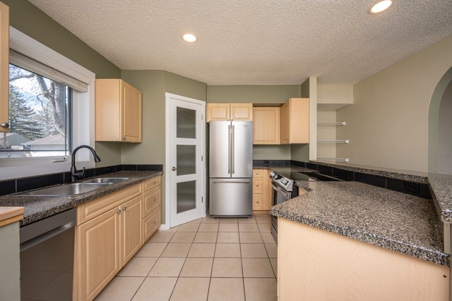 6031 Lacombe Way SW, Calgary, 4 Bedrooms Bedrooms, ,3 BathroomsBathrooms,Houses,For Rent,6031 Lacombe Way SW,1969