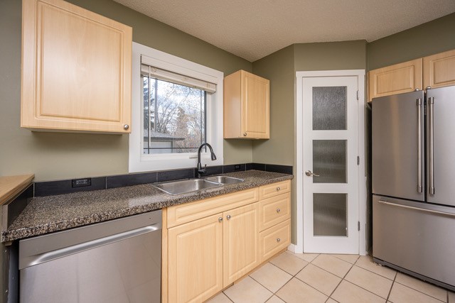 6031 Lacombe Way SW, Calgary, 4 Bedrooms Bedrooms, ,3 BathroomsBathrooms,Houses,For Rent,6031 Lacombe Way SW,1969