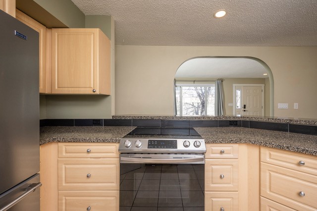 6031 Lacombe Way SW, Calgary, 4 Bedrooms Bedrooms, ,3 BathroomsBathrooms,Houses,For Rent,6031 Lacombe Way SW,1969