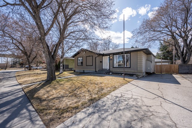 6031 Lacombe Way SW, Calgary, 4 Bedrooms Bedrooms, ,3 BathroomsBathrooms,Houses,For Rent,6031 Lacombe Way SW,1969