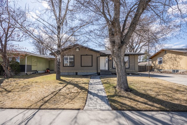 6031 Lacombe Way SW, Calgary, 4 Bedrooms Bedrooms, ,3 BathroomsBathrooms,Houses,For Rent,6031 Lacombe Way SW,1969