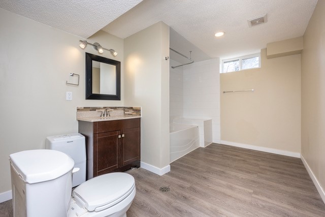 6031 Lacombe Way SW, Calgary, 4 Bedrooms Bedrooms, ,3 BathroomsBathrooms,Houses,For Rent,6031 Lacombe Way SW,1969