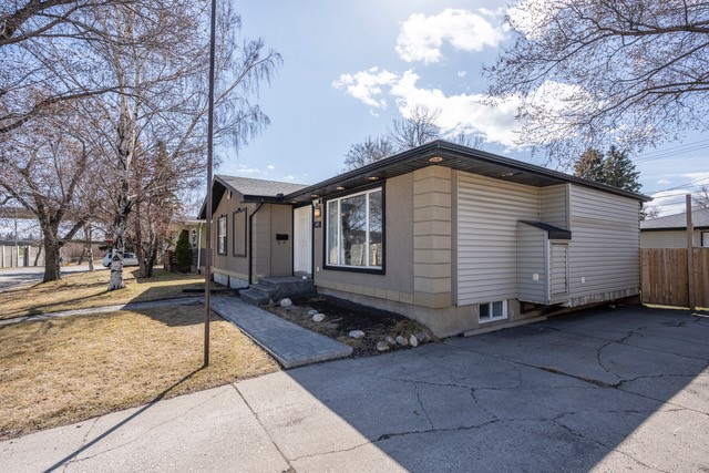6031 Lacombe Way SW, Calgary, 4 Bedrooms Bedrooms, ,3 BathroomsBathrooms,Houses,For Rent,6031 Lacombe Way SW,1969