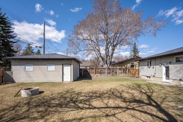 6031 Lacombe Way SW, Calgary, 4 Bedrooms Bedrooms, ,3 BathroomsBathrooms,Houses,For Rent,6031 Lacombe Way SW,1969