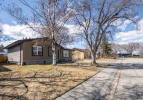 6031 Lacombe Way SW, Calgary, 4 Bedrooms Bedrooms, ,3 BathroomsBathrooms,Houses,For Rent,6031 Lacombe Way SW,1969