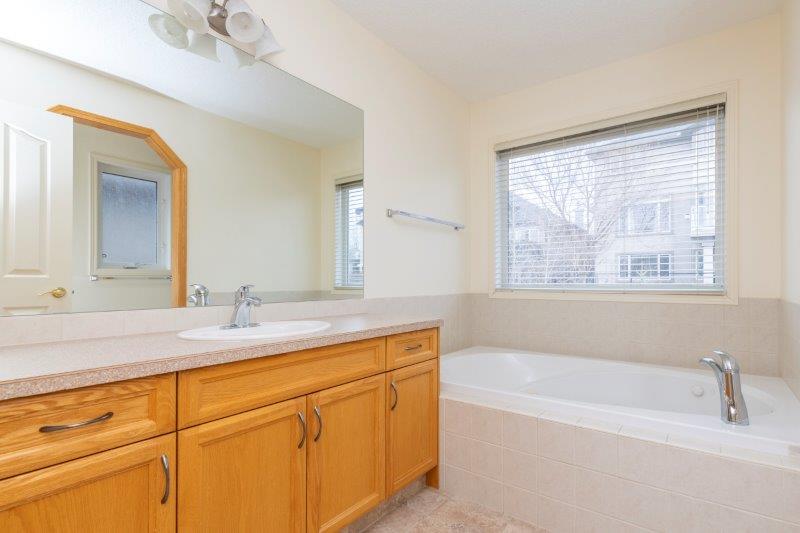 47 Sienna Park Cres SW, Calgary, 5 Bedrooms Bedrooms, ,3 BathroomsBathrooms,Houses,For Rent,47 Sienna Park Cres SW,2412