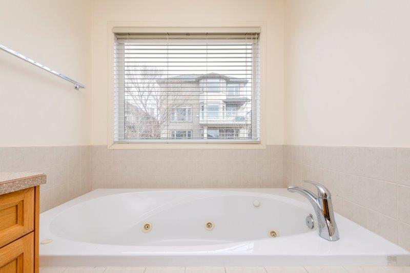 47 Sienna Park Cres SW, Calgary, 5 Bedrooms Bedrooms, ,3 BathroomsBathrooms,Houses,For Rent,47 Sienna Park Cres SW,2412