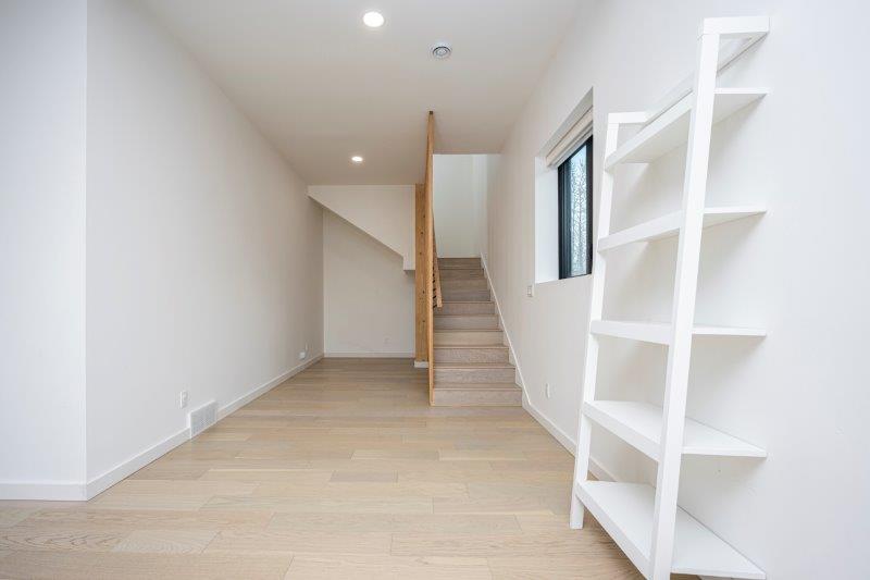 9 Rockhaven Green Northwest, Calgary, 2 Bedrooms Bedrooms, ,2 BathroomsBathrooms,Houses,For Rent,9 Rockhaven Green Northwest,2621
