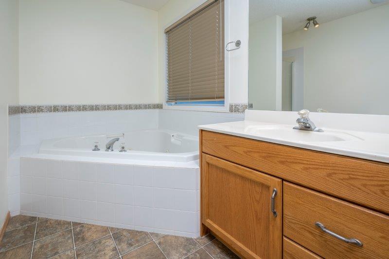 53 Bridleridge Gardens Southwest, Calgary, 3 Bedrooms Bedrooms, ,2.5 BathroomsBathrooms,Houses,For Rent,53 Bridleridge Gardens Southwest,2629