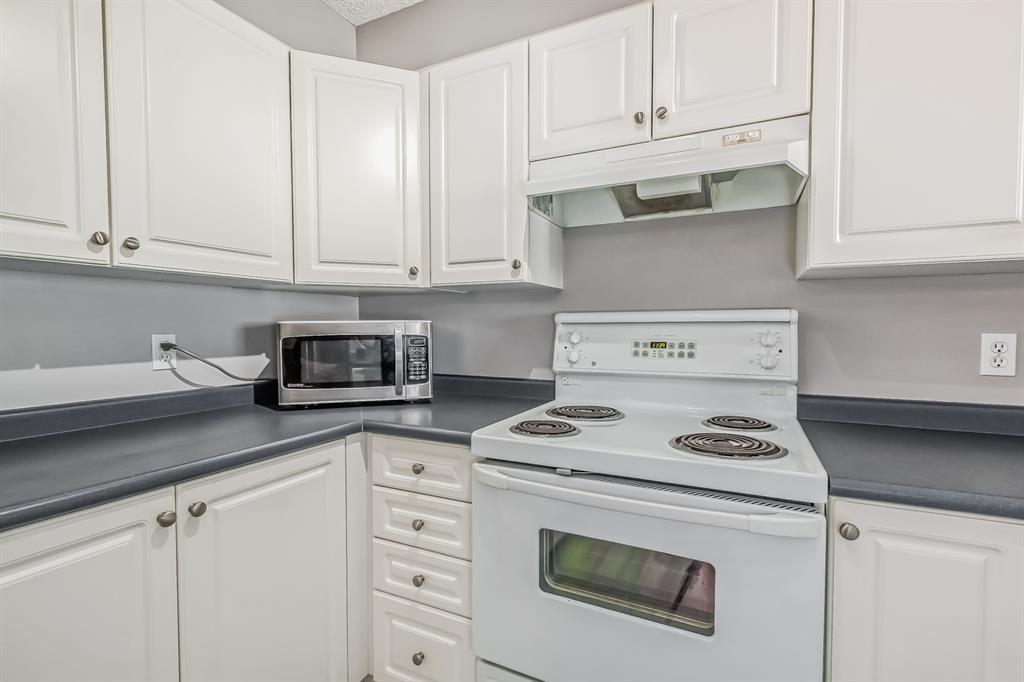 #305, 4000 Somervale Court SW, Calgary, 1 Bedroom Bedrooms, ,2 BathroomsBathrooms,Condos/Townhouses,Sold,Somerset Crossing,3,2699