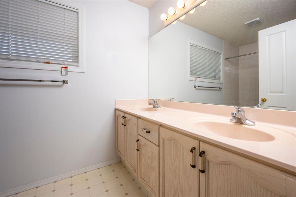 #107, 388 Sandarac Drive NW, Calgary, 4 Bedrooms Bedrooms, ,3 BathroomsBathrooms,Condos/Townhouses,Sold,3175