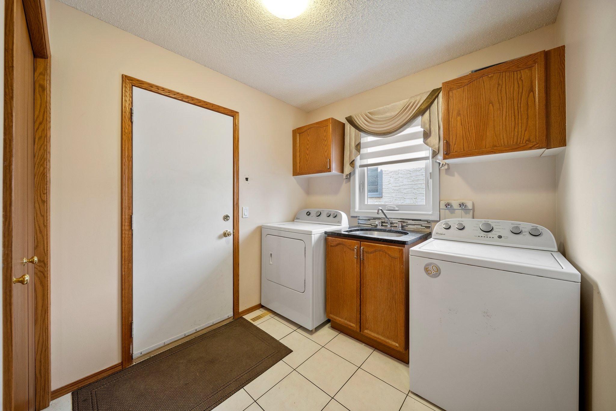 327 Douglas Woods Drive Southeast, Calgary, 4 Bedrooms Bedrooms, ,3.5 BathroomsBathrooms,Houses,For Rent,327 Douglas Woods Drive Southeast,3210