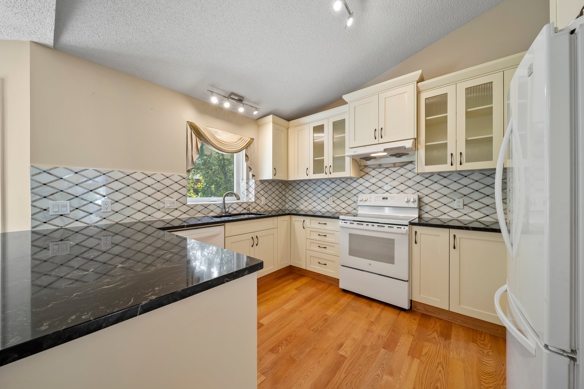 327 Douglas Woods Drive Southeast, Calgary, 4 Bedrooms Bedrooms, ,3.5 BathroomsBathrooms,Houses,For Rent,327 Douglas Woods Drive Southeast,3210