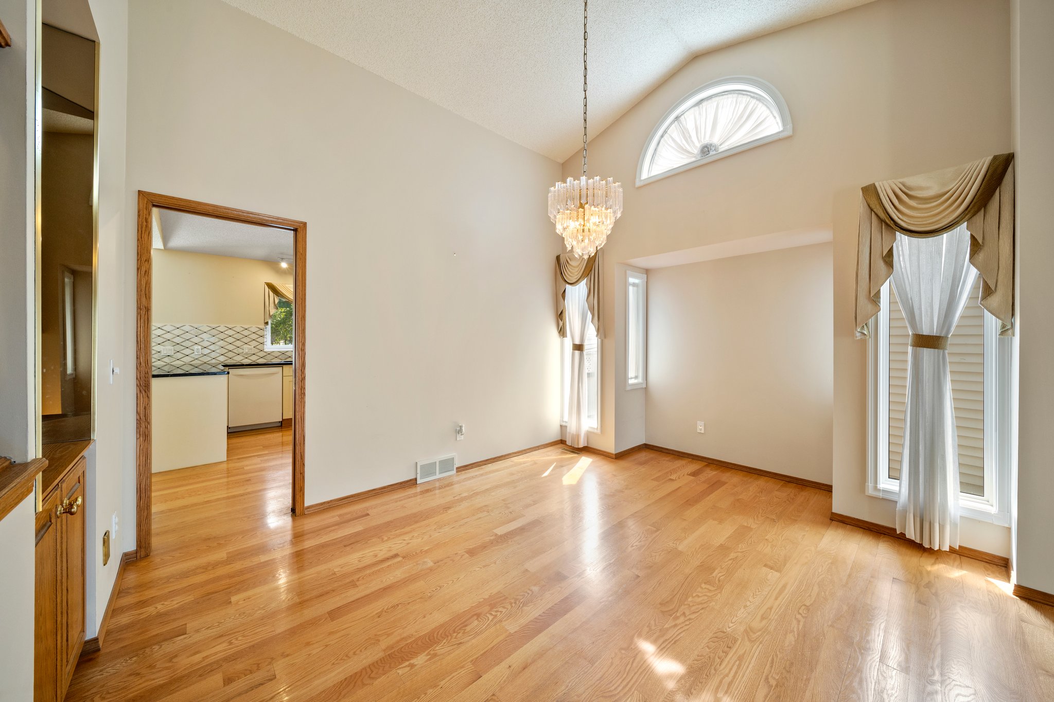 327 Douglas Woods Drive Southeast, Calgary, 4 Bedrooms Bedrooms, ,3.5 BathroomsBathrooms,Houses,For Rent,327 Douglas Woods Drive Southeast,3210
