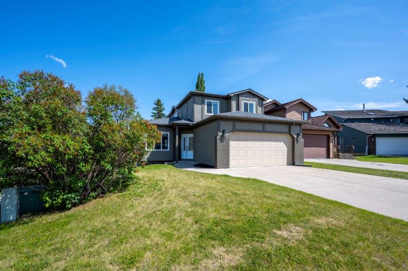 232 Strickland Bay SW, Calgary, 4 Bedrooms Bedrooms, ,3 BathroomsBathrooms,Houses,For Rent,232 Strickland Bay SW,3223