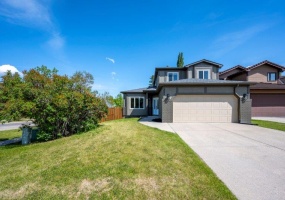 232 Strickland Bay SW, Calgary, 4 Bedrooms Bedrooms, ,3 BathroomsBathrooms,Houses,For Rent,232 Strickland Bay SW,3223