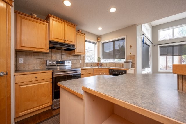 338 Royal Oak Circle Northwest, Calgary, 3 Bedrooms Bedrooms, 0 ,3 BathroomsBathrooms,Houses,For Rent,0,3265