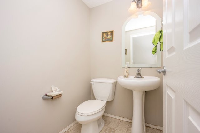 338 Royal Oak Circle Northwest, Calgary, 3 Bedrooms Bedrooms, 0 ,3 BathroomsBathrooms,Houses,For Rent,0,3265