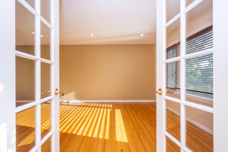 15 Greenwood Crescent Southwest, Calgary, 3 Bedrooms Bedrooms, 0 ,1 BathroomBathrooms,Houses,For Rent,15 Greenwood Crescent Southwest,0,3273
