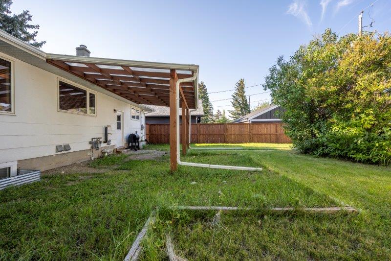 15 Greenwood Crescent Southwest, Calgary, 3 Bedrooms Bedrooms, 0 ,1 BathroomBathrooms,Houses,For Rent,15 Greenwood Crescent Southwest,0,3273