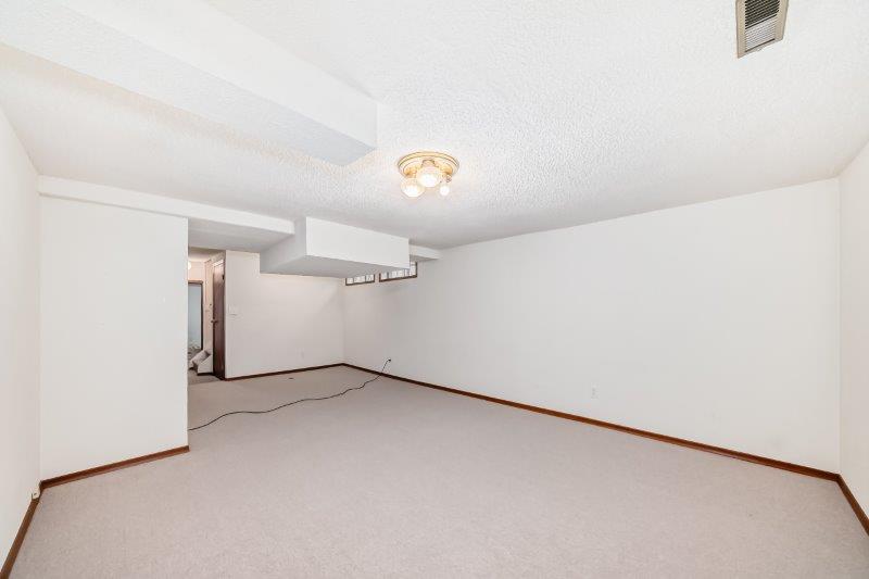 15 Edgeford Way Northwest, Calgary, 3 Bedrooms Bedrooms, 0 ,1.5 BathroomsBathrooms,Houses,For Rent,15 Edgeford Way Northwest,0,3283