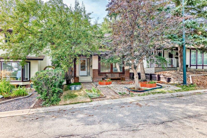 15 Edgeford Way Northwest, Calgary, 3 Bedrooms Bedrooms, 0 ,1.5 BathroomsBathrooms,Houses,For Rent,15 Edgeford Way Northwest,0,3283