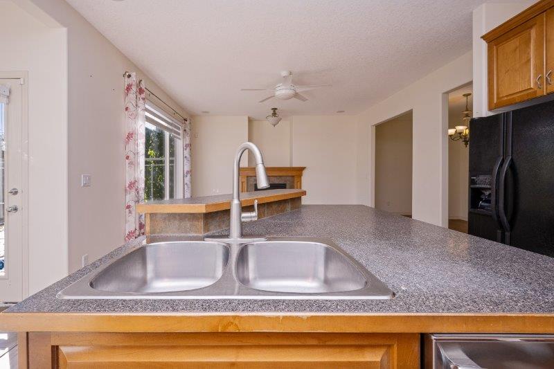 121 Rockbluff Place NW, Calgary, 4 Bedrooms Bedrooms, 0 ,3.5 BathroomsBathrooms,Houses,For Rent,121 Rockbluff Place NW,0,3312