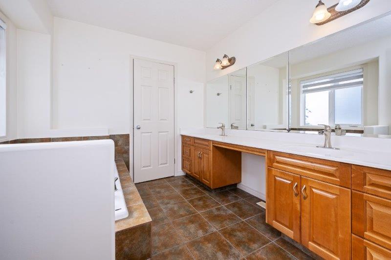 121 Rockbluff Place NW, Calgary, 4 Bedrooms Bedrooms, 0 ,3.5 BathroomsBathrooms,Houses,For Rent,121 Rockbluff Place NW,0,3312