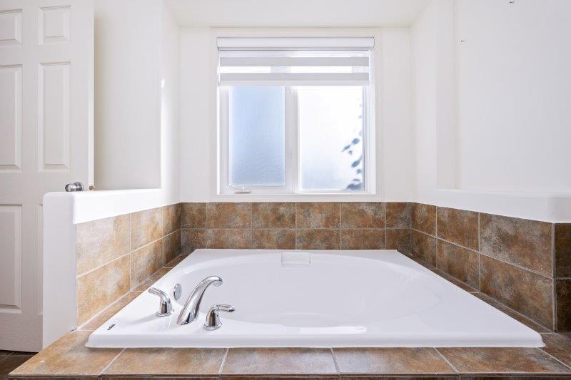 121 Rockbluff Place NW, Calgary, 4 Bedrooms Bedrooms, 0 ,3.5 BathroomsBathrooms,Houses,For Rent,121 Rockbluff Place NW,0,3312