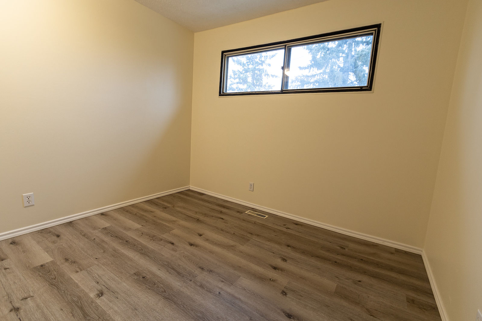 1511, 11010 Bonaventure Drive South East, Calgary, 3 Bedrooms Bedrooms, 0 ,1.5 BathroomsBathrooms,Condos/Townhouses,For Rent,Willow Court Green,1511, 11010 Bonaventure Drive South East,0,3358