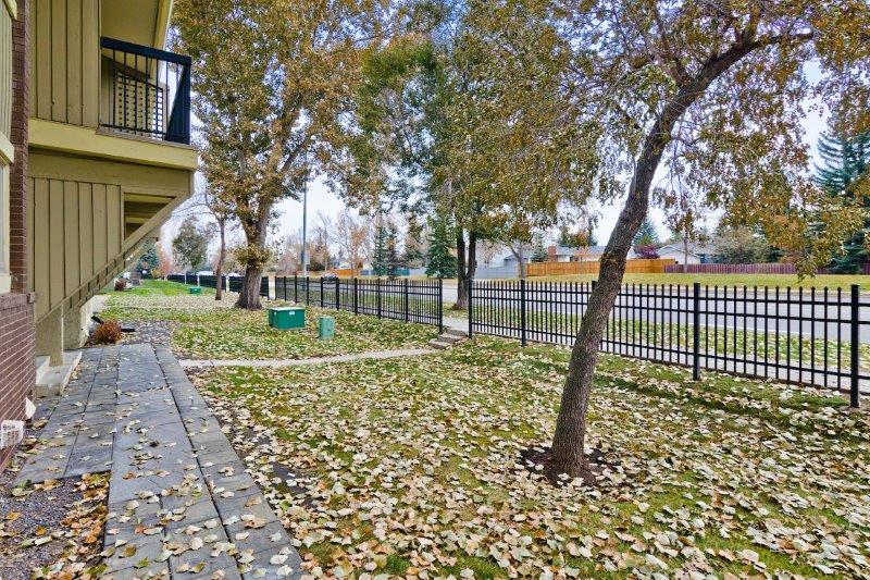 911, 2200 Woodview Drive Southwest, Calgary, 2 Bedrooms Bedrooms, 0 ,1 BathroomBathrooms,Condos/Townhouses,Rented,Sierra Gardens,911, 2200 Woodview Drive Southwest,0,3367