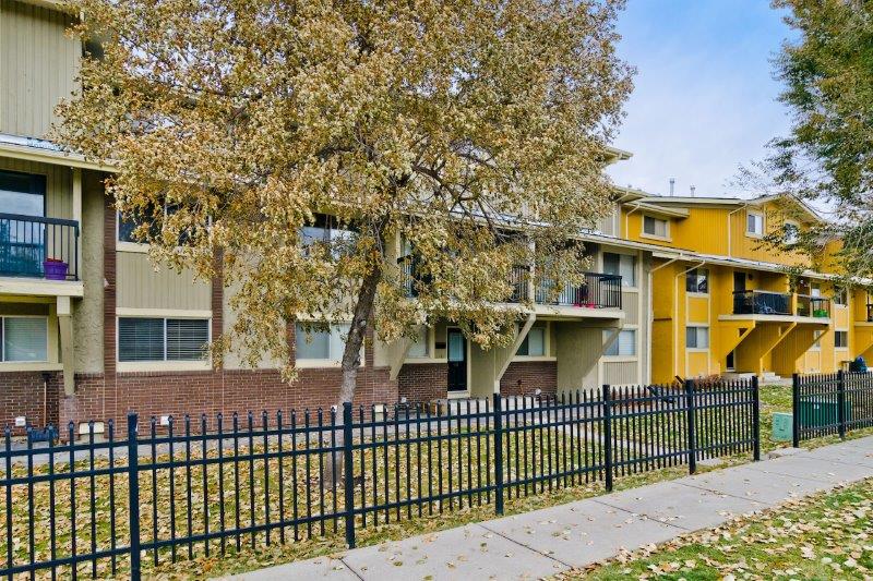 911, 2200 Woodview Drive Southwest, Calgary, 2 Bedrooms Bedrooms, 0 ,1 BathroomBathrooms,Condos/Townhouses,Rented,Sierra Gardens,911, 2200 Woodview Drive Southwest,0,3367