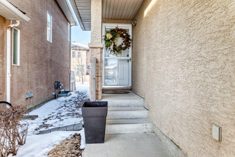 90 Royal Crest Point NW, Calgary, 3 Bedrooms Bedrooms, 0 ,2.5 BathroomsBathrooms,Houses,For Rent,90 Royal Crest Point NW,0,3368