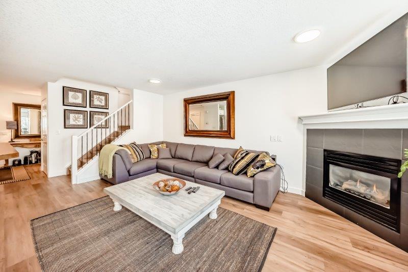 90 Royal Crest Point NW, Calgary, 3 Bedrooms Bedrooms, 0 ,2.5 BathroomsBathrooms,Houses,For Rent,90 Royal Crest Point NW,0,3368