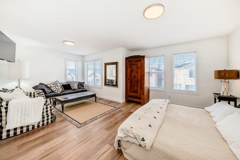 90 Royal Crest Point NW, Calgary, 3 Bedrooms Bedrooms, 0 ,2.5 BathroomsBathrooms,Houses,For Rent,90 Royal Crest Point NW,0,3368