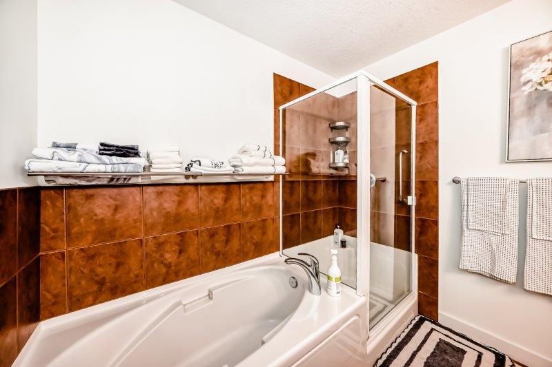 90 Royal Crest Point NW, Calgary, 3 Bedrooms Bedrooms, 0 ,2.5 BathroomsBathrooms,Houses,For Rent,90 Royal Crest Point NW,0,3368