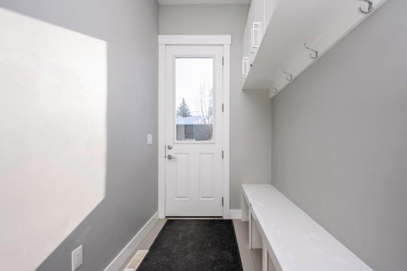 219 19 Avenue NW, Calgary, 4 Bedrooms Bedrooms, 0 ,3.5 BathroomsBathrooms,Houses,For Rent,219 19 Avenue NW,0,3370