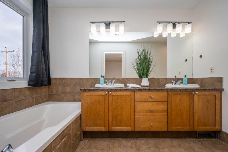 T2M 2A1, Calgary, 3.5 Bedrooms Bedrooms, 0 ,2.5 BathroomsBathrooms,Houses,For Rent,T2M 2A1,0,3373