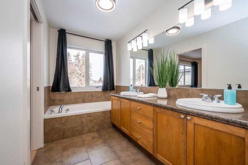 T2M 2A1, Calgary, 3.5 Bedrooms Bedrooms, 0 ,2.5 BathroomsBathrooms,Houses,For Rent,T2M 2A1,0,3373