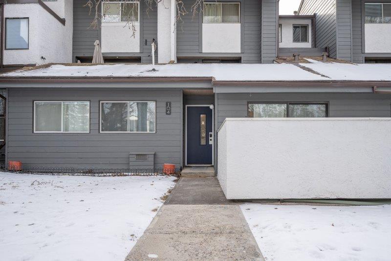 104, 2520 Palliser Drive SW, Calgary, 3 Bedrooms Bedrooms, 0 ,1.5 BathroomsBathrooms,Condos/Townhouses,Rented,Palace Oaks,104, 2520 Palliser Drive SW,0,3374