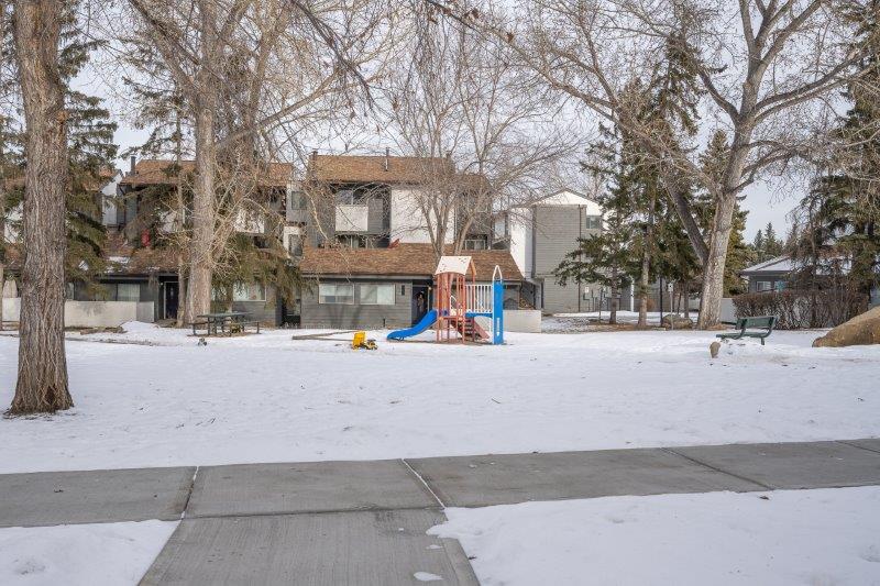 104, 2520 Palliser Drive SW, Calgary, 3 Bedrooms Bedrooms, 0 ,1.5 BathroomsBathrooms,Condos/Townhouses,Rented,Palace Oaks,104, 2520 Palliser Drive SW,0,3374