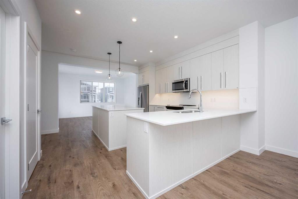 1020 West Lakeview Drive, Chestermere, 4 Bedrooms Bedrooms, 0 ,3 BathroomsBathrooms,Condos/Townhouses,For Sale,0,3384