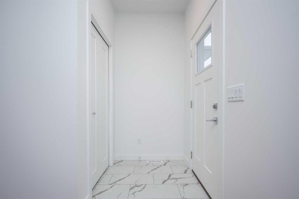 1020 West Lakeview Drive, Chestermere, 4 Bedrooms Bedrooms, 0 ,3 BathroomsBathrooms,Condos/Townhouses,For Sale,0,3384