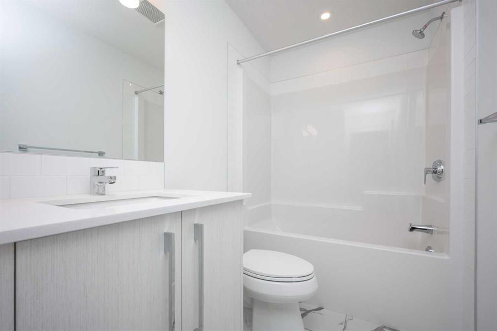 1020 West Lakeview Drive, Chestermere, 4 Bedrooms Bedrooms, 0 ,3 BathroomsBathrooms,Condos/Townhouses,For Sale,0,3384