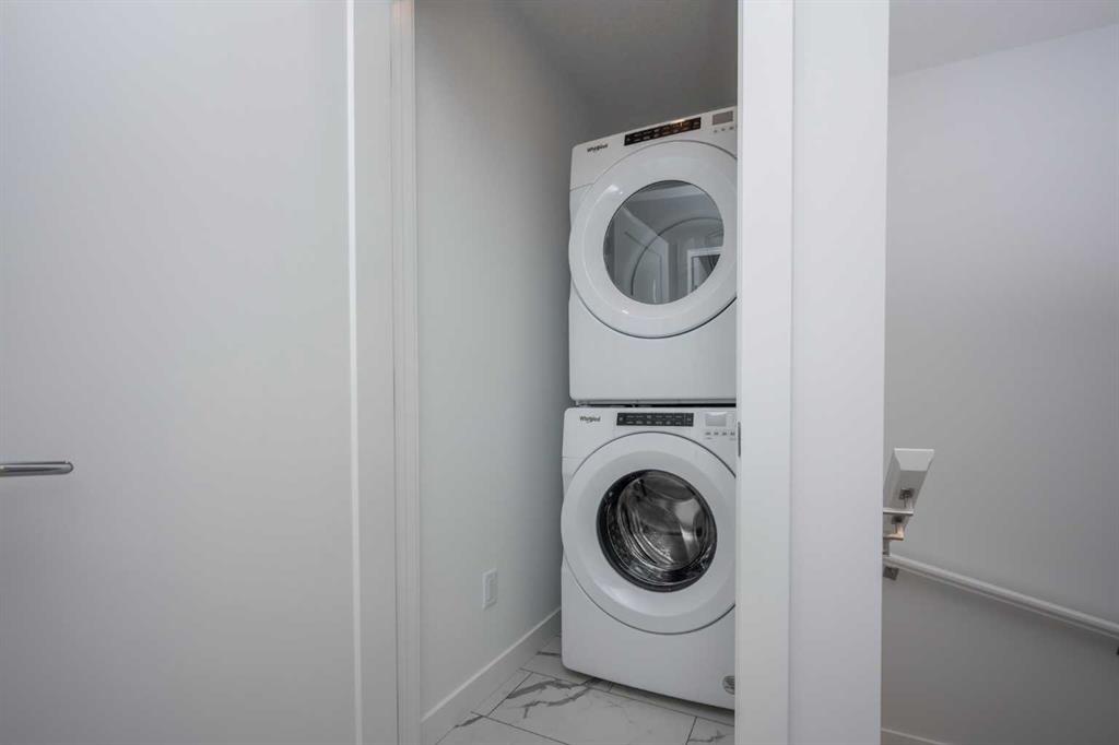 1020 West Lakeview Drive, Chestermere, 4 Bedrooms Bedrooms, 0 ,3 BathroomsBathrooms,Condos/Townhouses,For Sale,0,3384