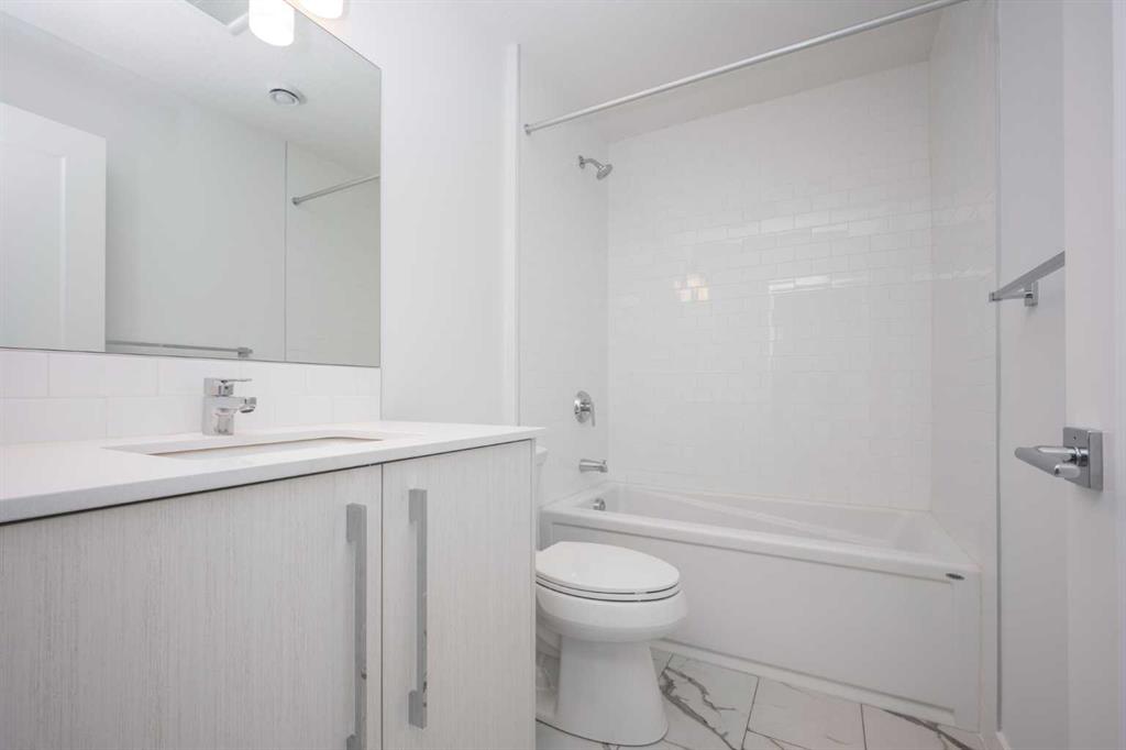 1020 West Lakeview Drive, Chestermere, 4 Bedrooms Bedrooms, 0 ,3 BathroomsBathrooms,Condos/Townhouses,For Sale,0,3384