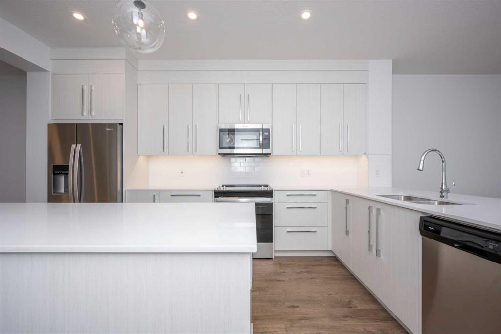 1020 West Lakeview Drive, Chestermere, 4 Bedrooms Bedrooms, 0 ,3 BathroomsBathrooms,Condos/Townhouses,For Sale,0,3384