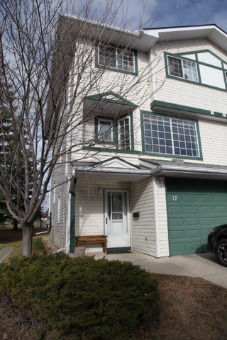 17 Kingsland Villas SW, Calgary, 3 Bedrooms Bedrooms, ,2.5 BathroomsBathrooms,Condos/Townhouses,Rented,Kingsland Villas,17 Kingsland Villas SW,1746